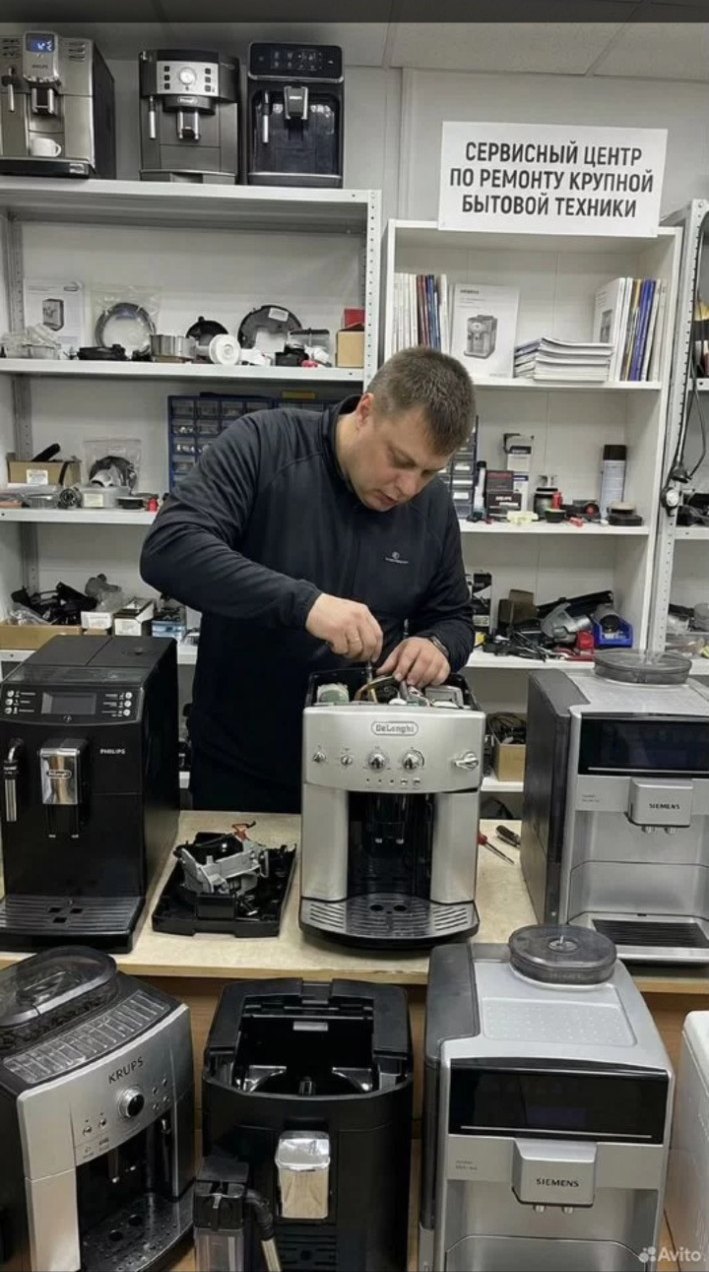 Владислав ремонтирует кофемашину De’Longhi в мастерской